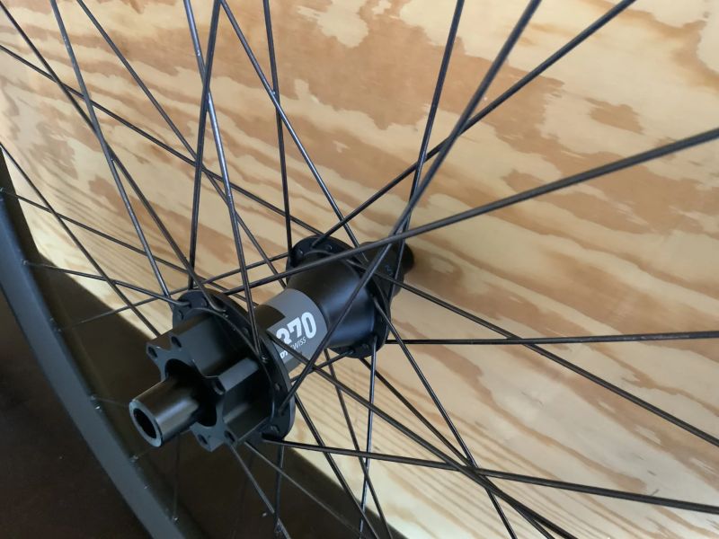 Enduro/FR-29 Boost-DT Swiss FR 541, naba predni DT 350, zadni nová DT 370 Ratchet 36, Sapim draty 