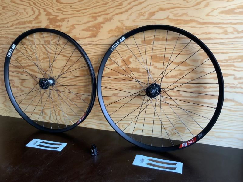 Enduro/FR-29 Boost-DT Swiss FR 541, naba predni DT 350, zadni nová DT 370 Ratchet 36, Sapim draty 