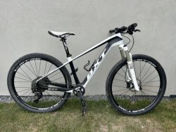 Dámské, dětské karbonové kolo 11kg, špičkové osazení, pro 150-165cm,Praha