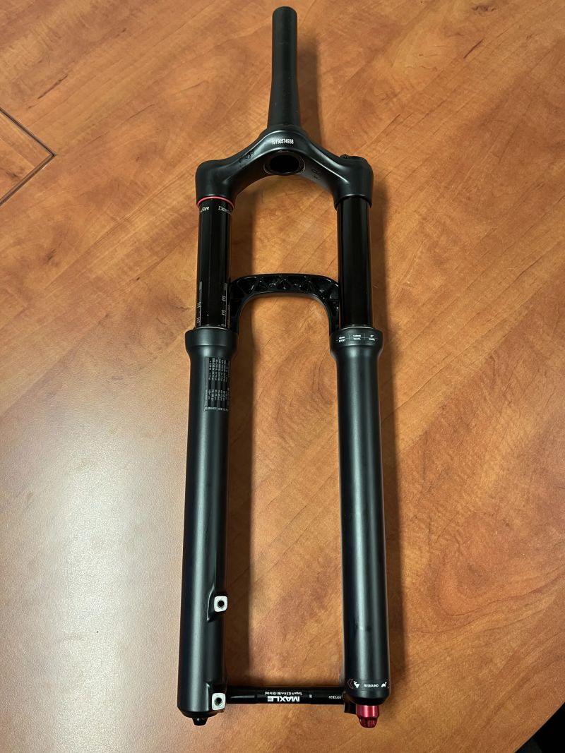 Prodám minimálně jetou vidlici Rock Shox Yari 29" 130 mm 
