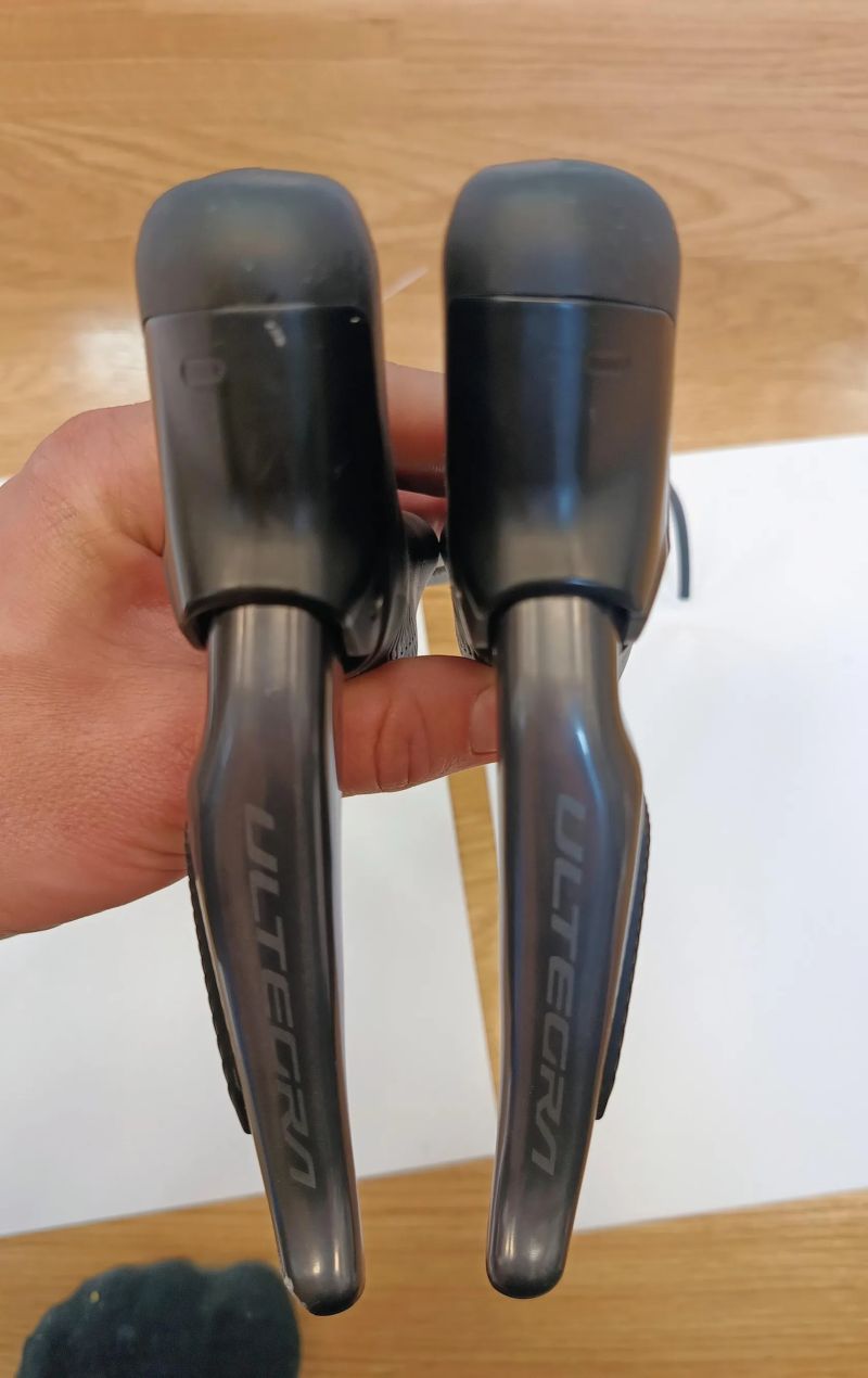 Řadící/brzdové páky + třmeny SHIMANO Ultegra Di2 ST-R8170 2x12