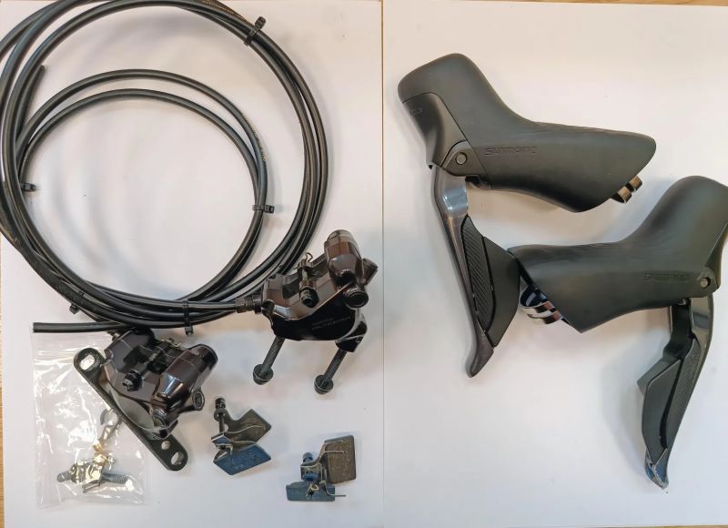 Řadící/brzdové páky + třmeny SHIMANO Ultegra Di2 ST-R8170 2x12