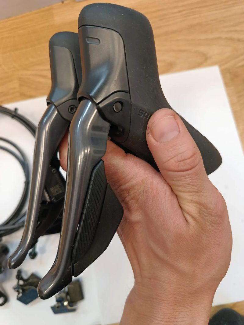 Řadící/brzdové páky + třmeny SHIMANO Ultegra Di2 ST-R8170 2x12