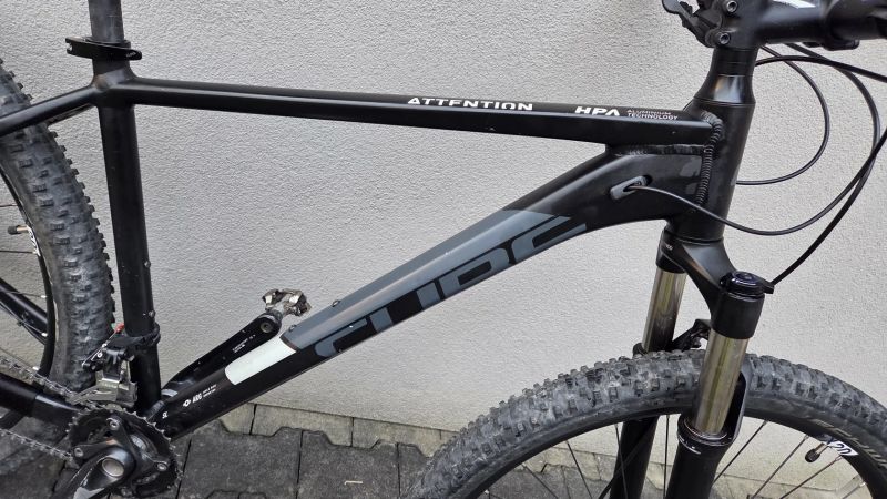 Cube Attention 29´ - rám 19´