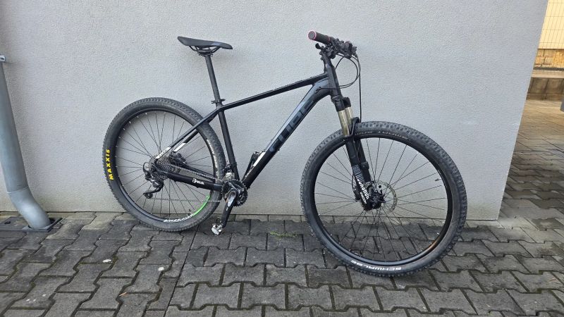 Cube Attention 29´ - rám 19´