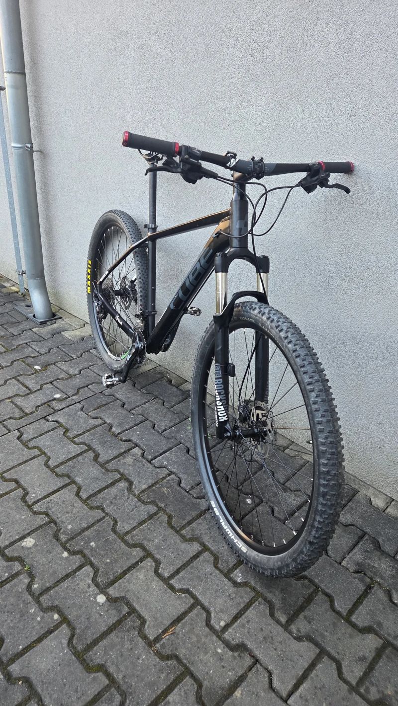 Cube Attention 29´ - rám 19´