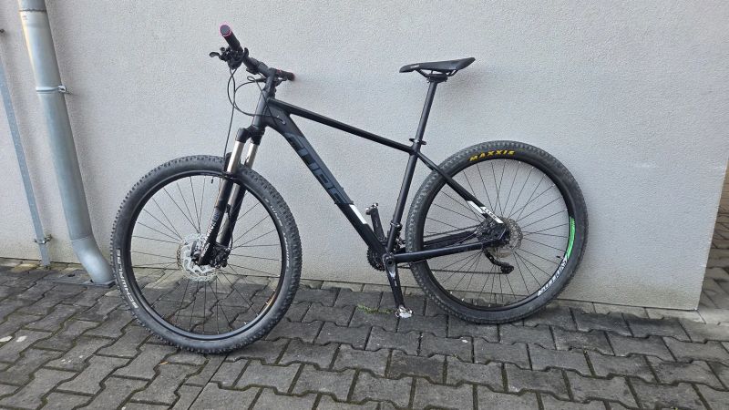 Cube Attention 29´ - rám 19´