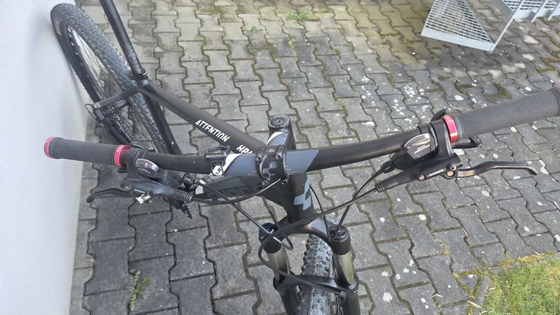 Cube Attention 29´ - rám 19´