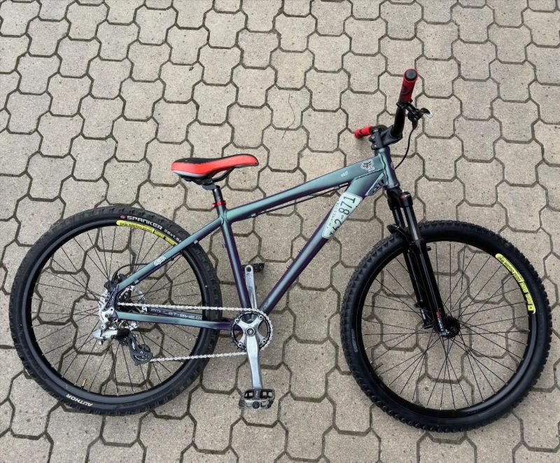 Oldschool dirt Amulet Stiff 2006