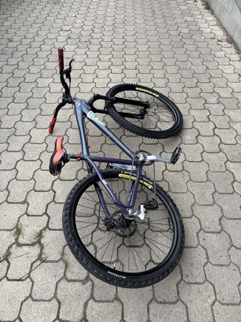 Oldschool dirt Amulet Stiff 2006