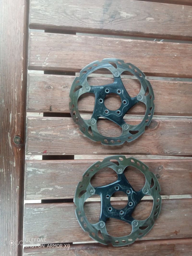 Brzdové kotouče Shimano XT.