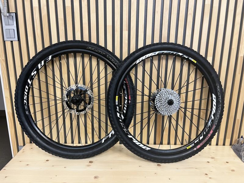 Mavic Cross Ride a Remerx fast disc DHX7330 vč. kotoučů, kazety a pláštů 26"