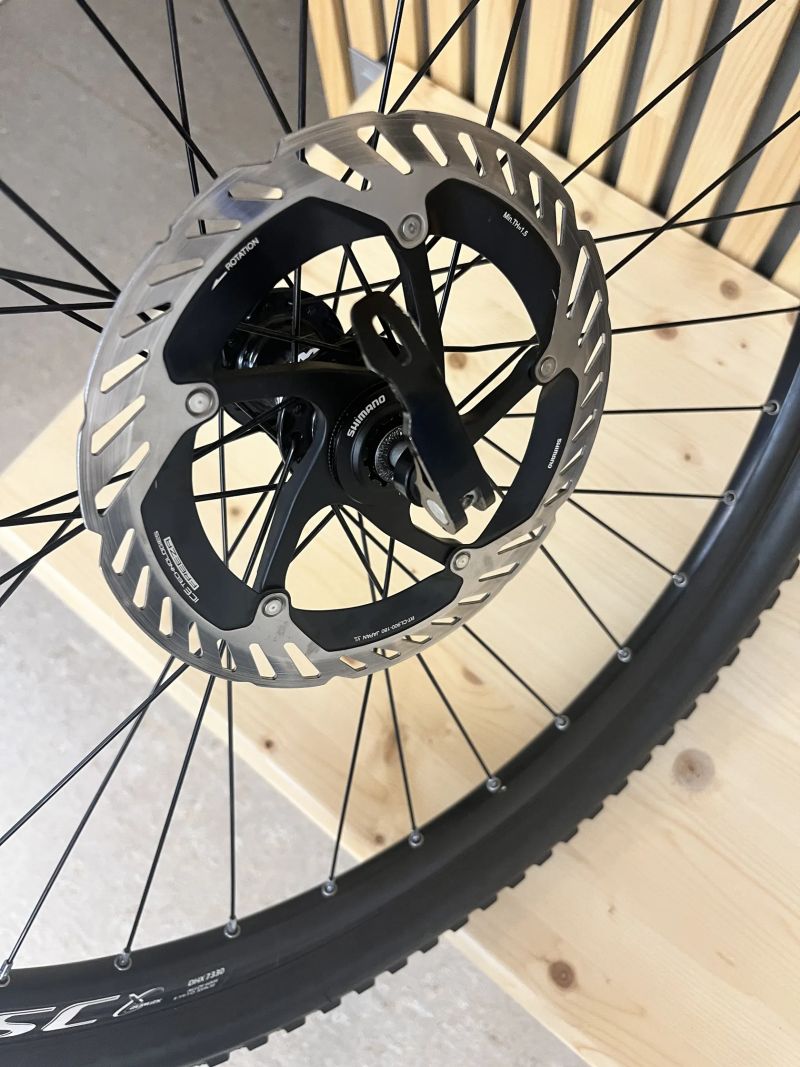 Mavic Cross Ride a Remerx fast disc DHX7330 vč. kotoučů, kazety a pláštů 26"