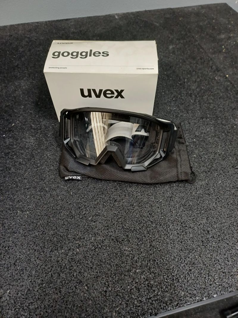 Helma Uvex na DH a Brýle Uvex čiré 