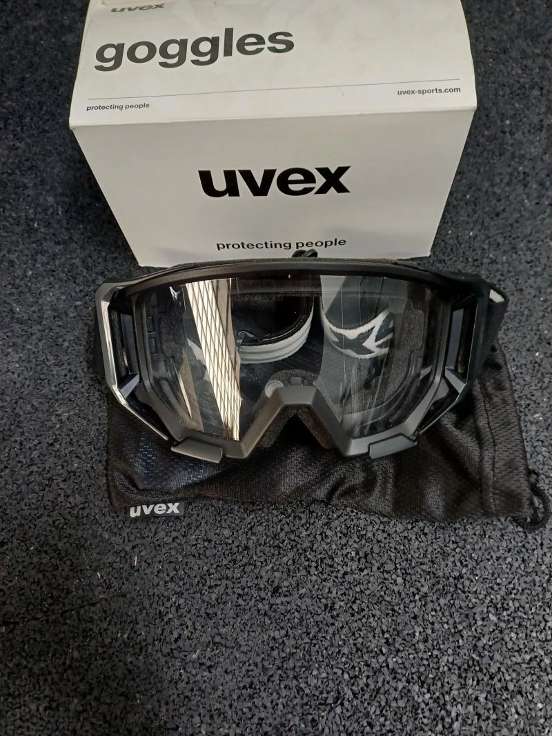 Helma Uvex na DH a Brýle Uvex čiré 