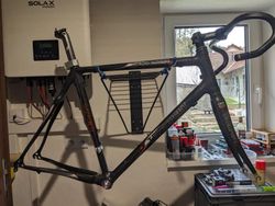 Karbonový rám, sedlovka, představec, řidítka