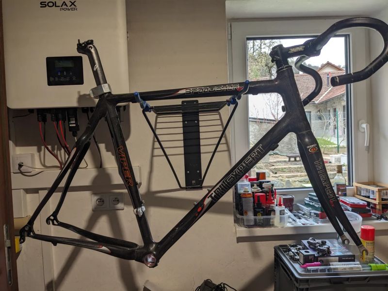 Karbonový rám, sedlovka, představec, řidítka