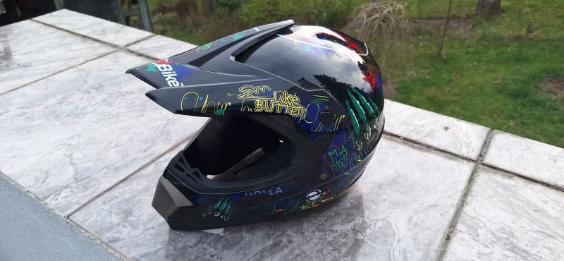 zánovní uzavřená helma S (55-56)