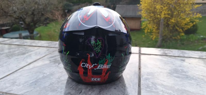 zánovní uzavřená helma S (55-56)