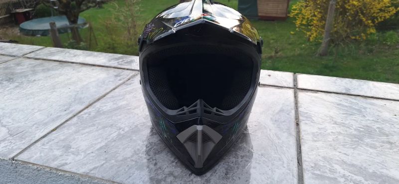 zánovní uzavřená helma S (55-56)