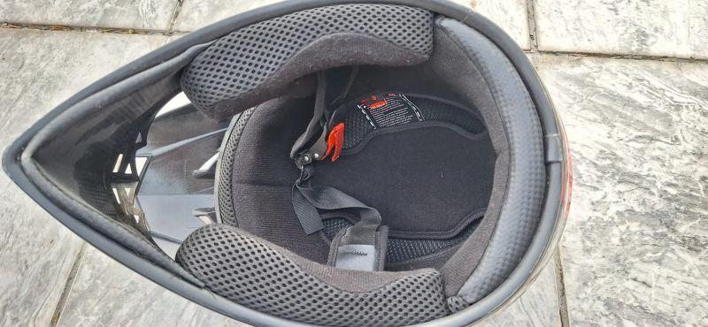 zánovní uzavřená helma S (55-56)