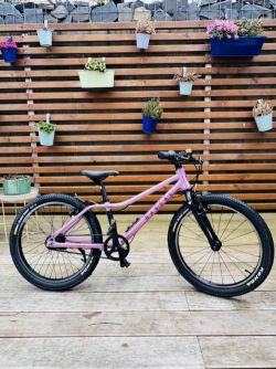 Rascal 20 fialová (včetně helmy a original lahve)