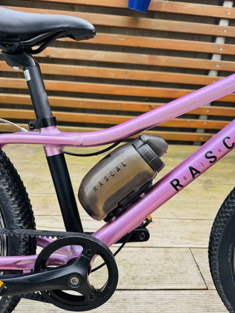 Rascal 20 fialová (včetně helmy a original lahve)