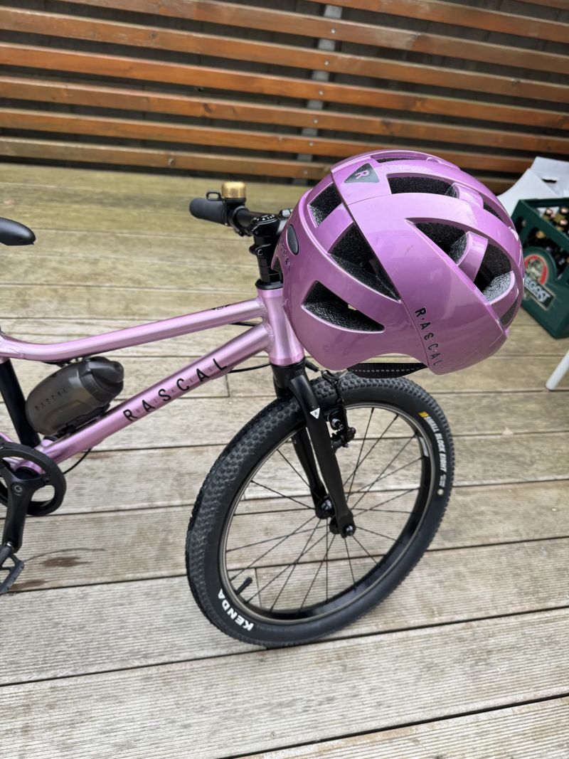 Rascal 20 fialová (včetně helmy a original lahve)