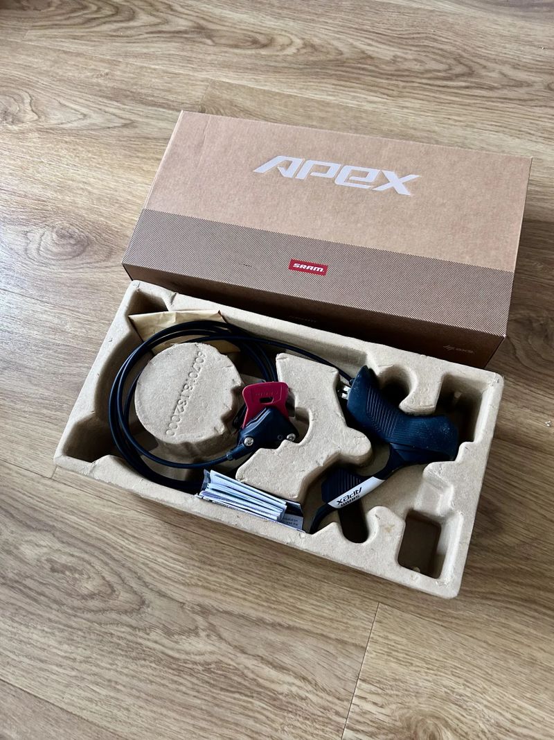 Zadní SRAM APEX AXS - Flat mount 