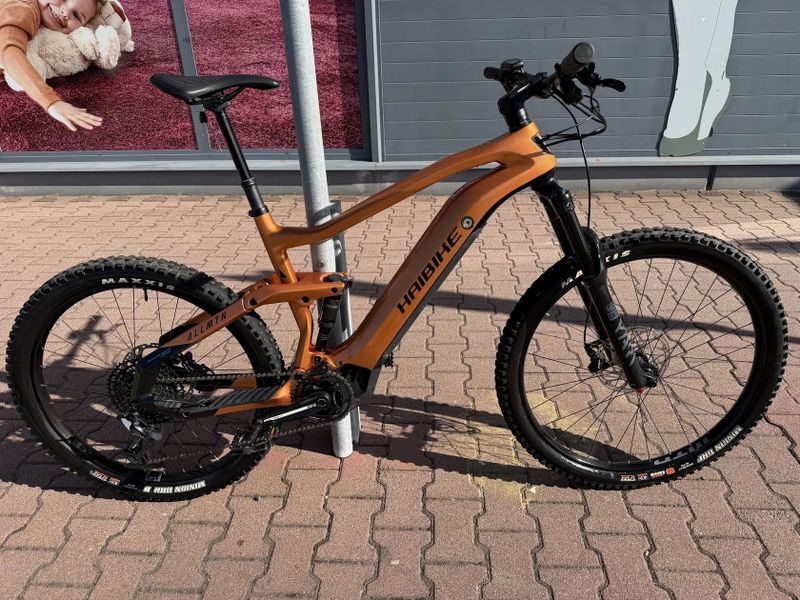 Karbonove odpružené elektrokolo