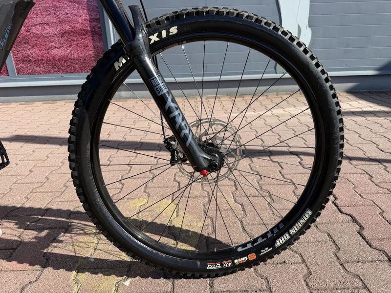 Karbonove odpružené elektrokolo