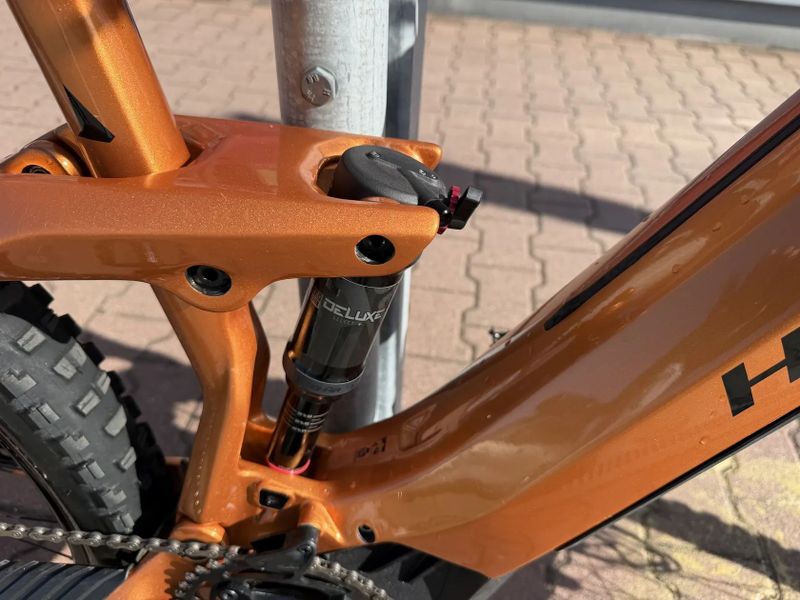 Karbonove odpružené elektrokolo