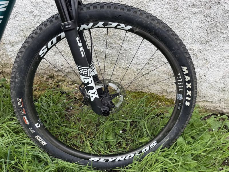 Karbonove horske odpružené kolo