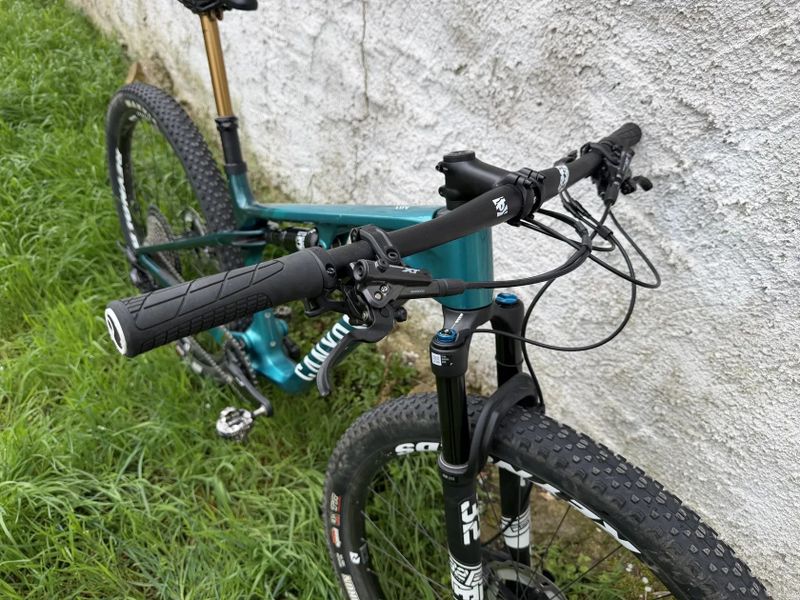 Karbonove horske odpružené kolo