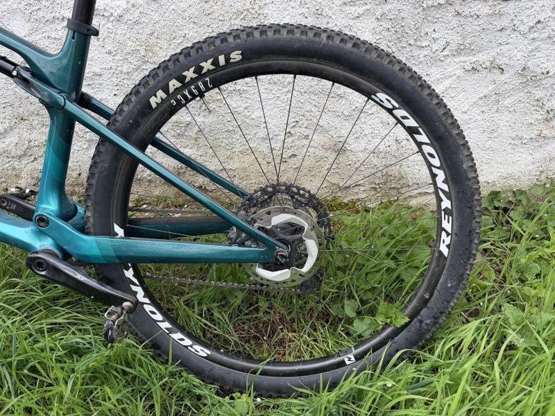 Karbonove horske odpružené kolo