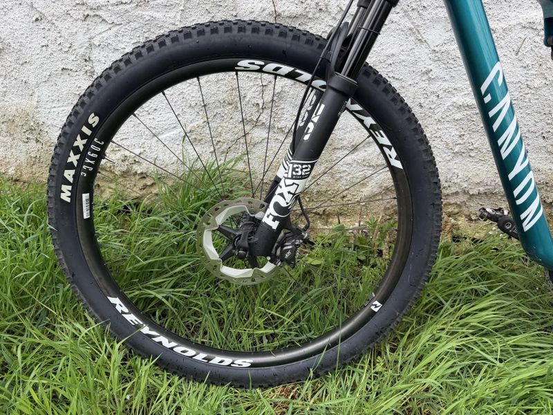 Karbonove horske odpružené kolo