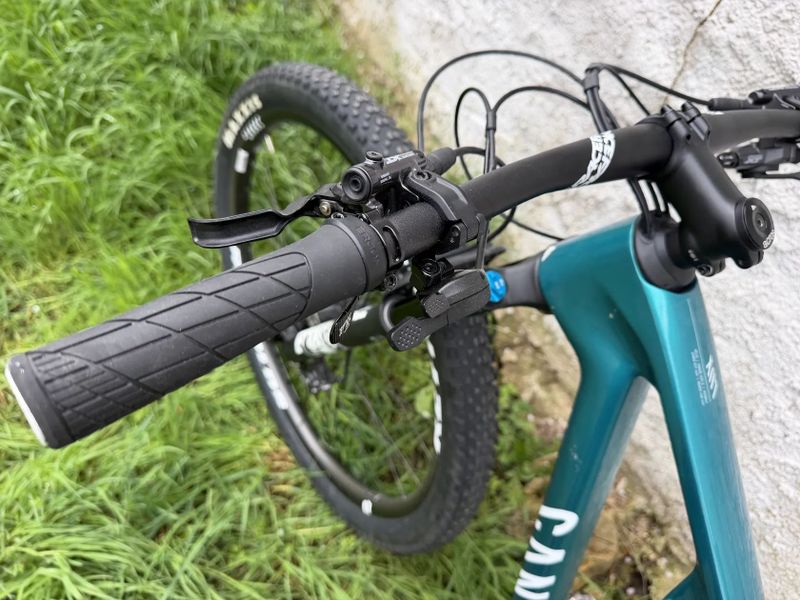 Karbonove horske odpružené kolo