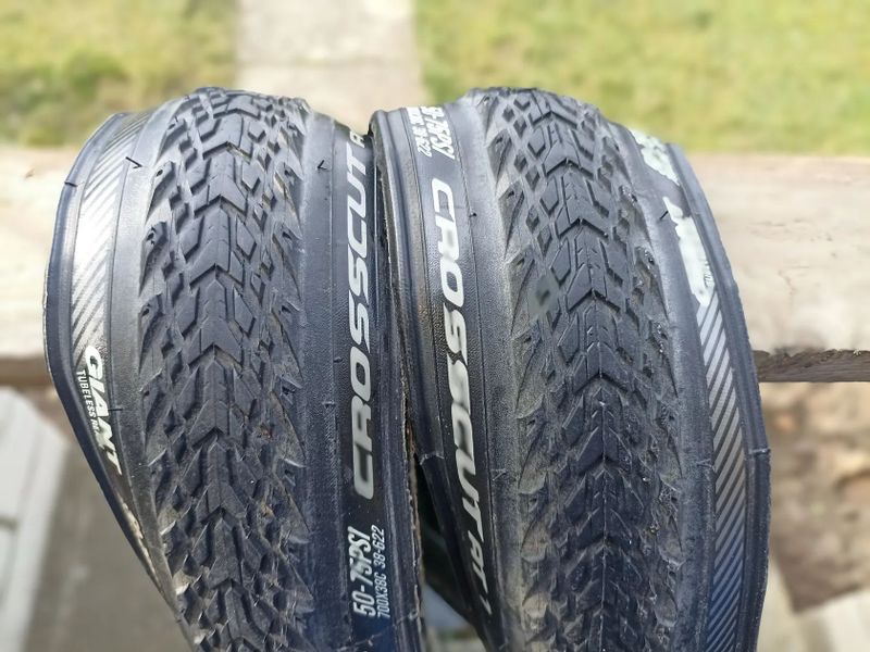 Gravel Giant Revolt 0, velikost M, model 2023, 2x11 Shimano GRX