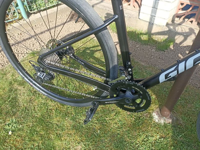 Gravel Giant Revolt 0, velikost M, model 2023, 2x11 Shimano GRX