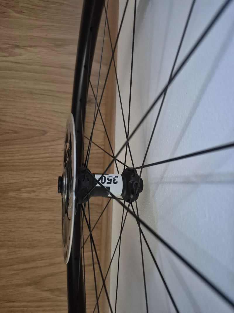 Prodám gravel kola na špičkových karbonových ráfcích Nextie NXT35CGX