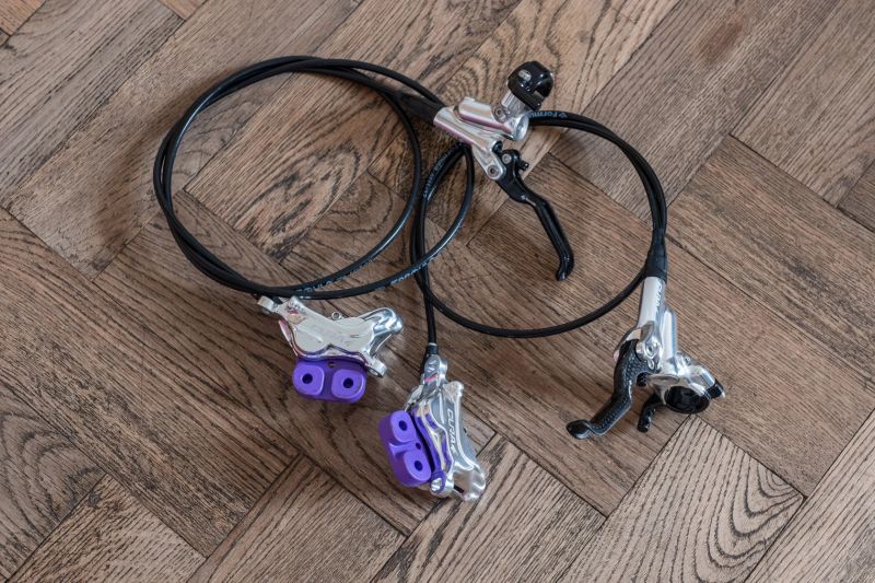 Formula Cura 4 s karbonovými páčkami