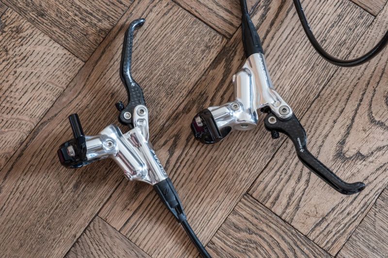 Formula Cura 4 s karbonovými páčkami