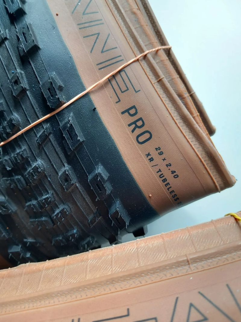 Pláště BONTRAGER 29 x 2.4 Nové