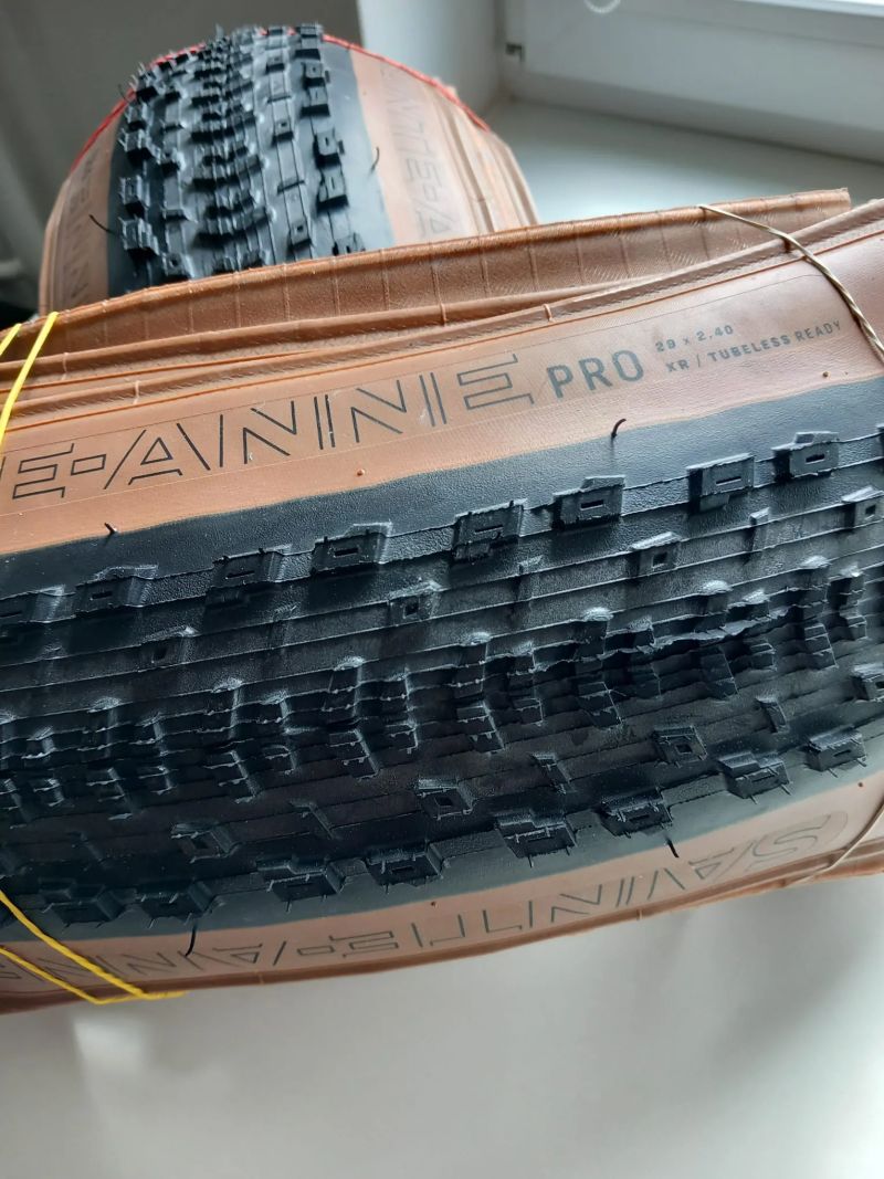 Pláště BONTRAGER 29 x 2.4 Nové