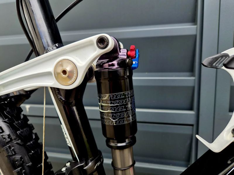 (73)Celoodpružené hliníkové kolo Kona