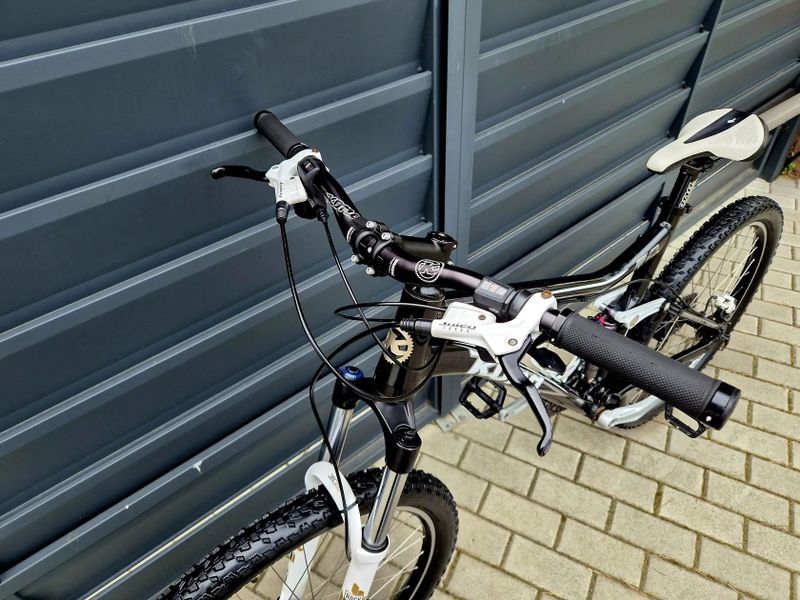 (73)Celoodpružené hliníkové kolo Kona