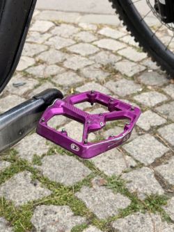 PRODÁM pedály Crankbrothers Stamp 7 – fialové, velikost Large