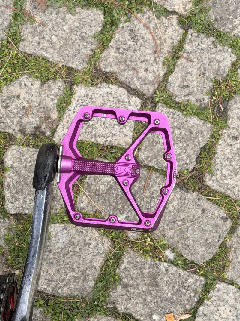 PRODÁM pedály Crankbrothers Stamp 7 – fialové, velikost Large