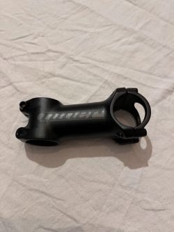 Představec černý 31,8mm delka 80mm +/-7’ Niner components