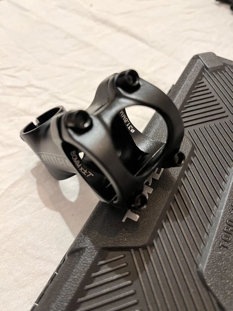 Představec černý 31,8mm delka 80mm +/-7’ Niner components